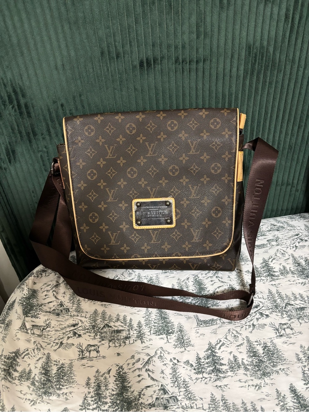 Unisex Fashionable crossbody bag never worn